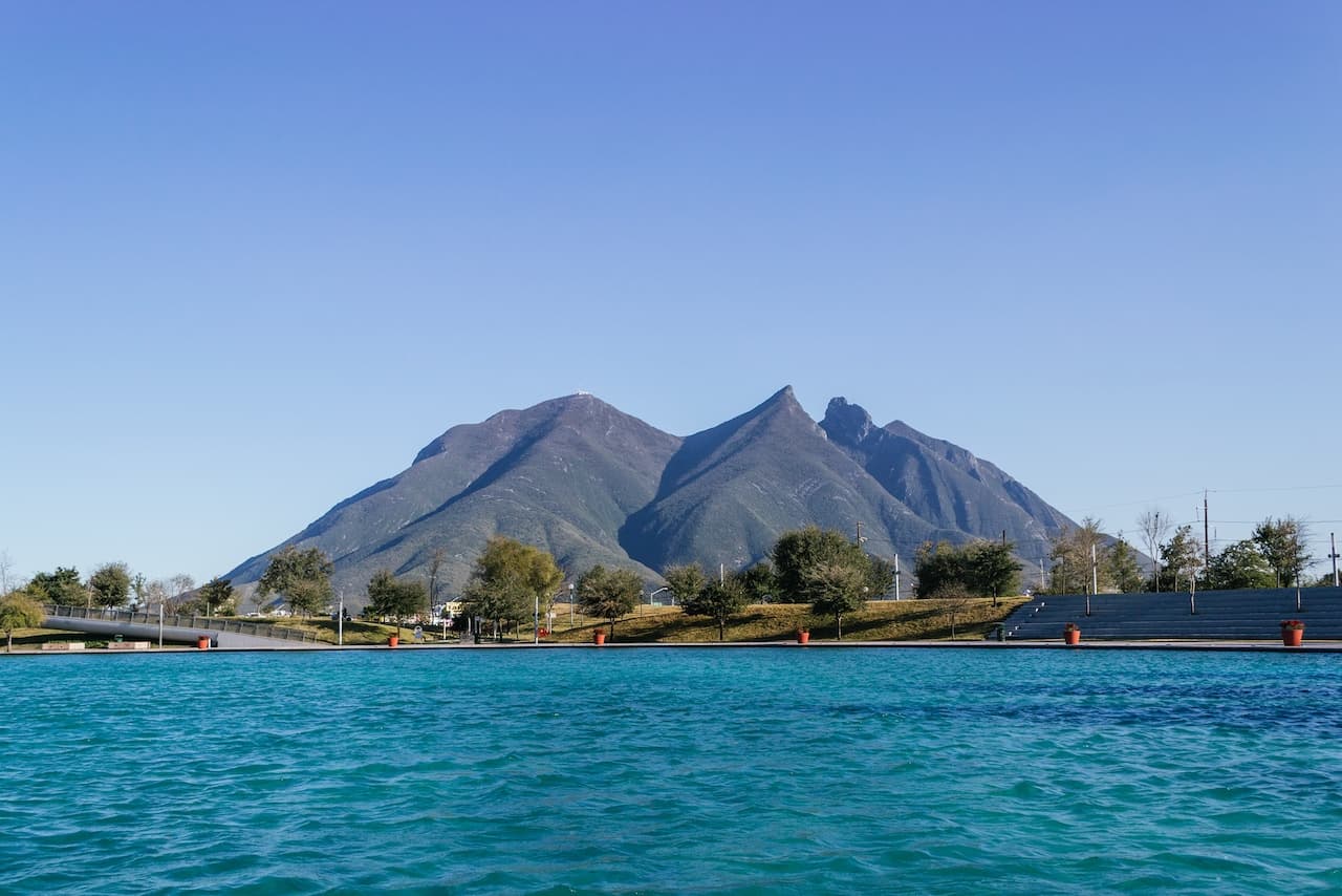 Paisaje con las icónicas montañas de Monterrey al fondo, representando un espacio abierto típico de la región donde Bioclimex podría operar.