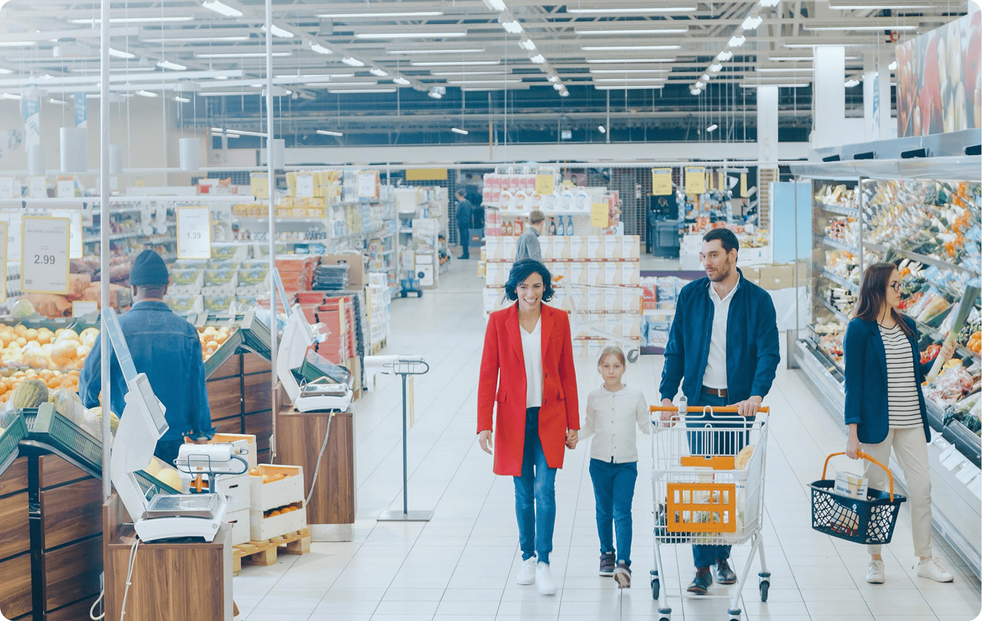 Familia contenta en centro comercial con aire acondicionado Bioclimex